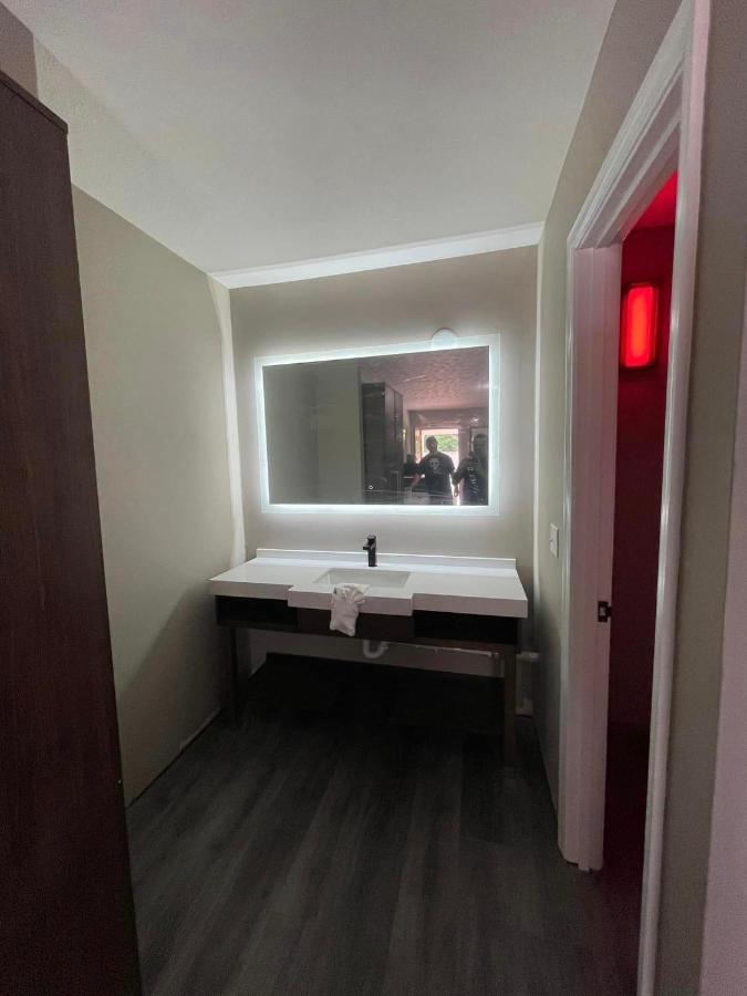 Luxor Inn & Suites, A Travelodge By Wyndham Elkins Zewnętrze zdjęcie