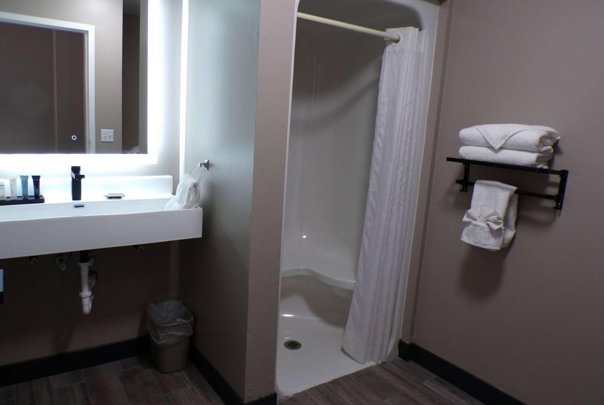 Luxor Inn & Suites, A Travelodge By Wyndham Elkins Zewnętrze zdjęcie