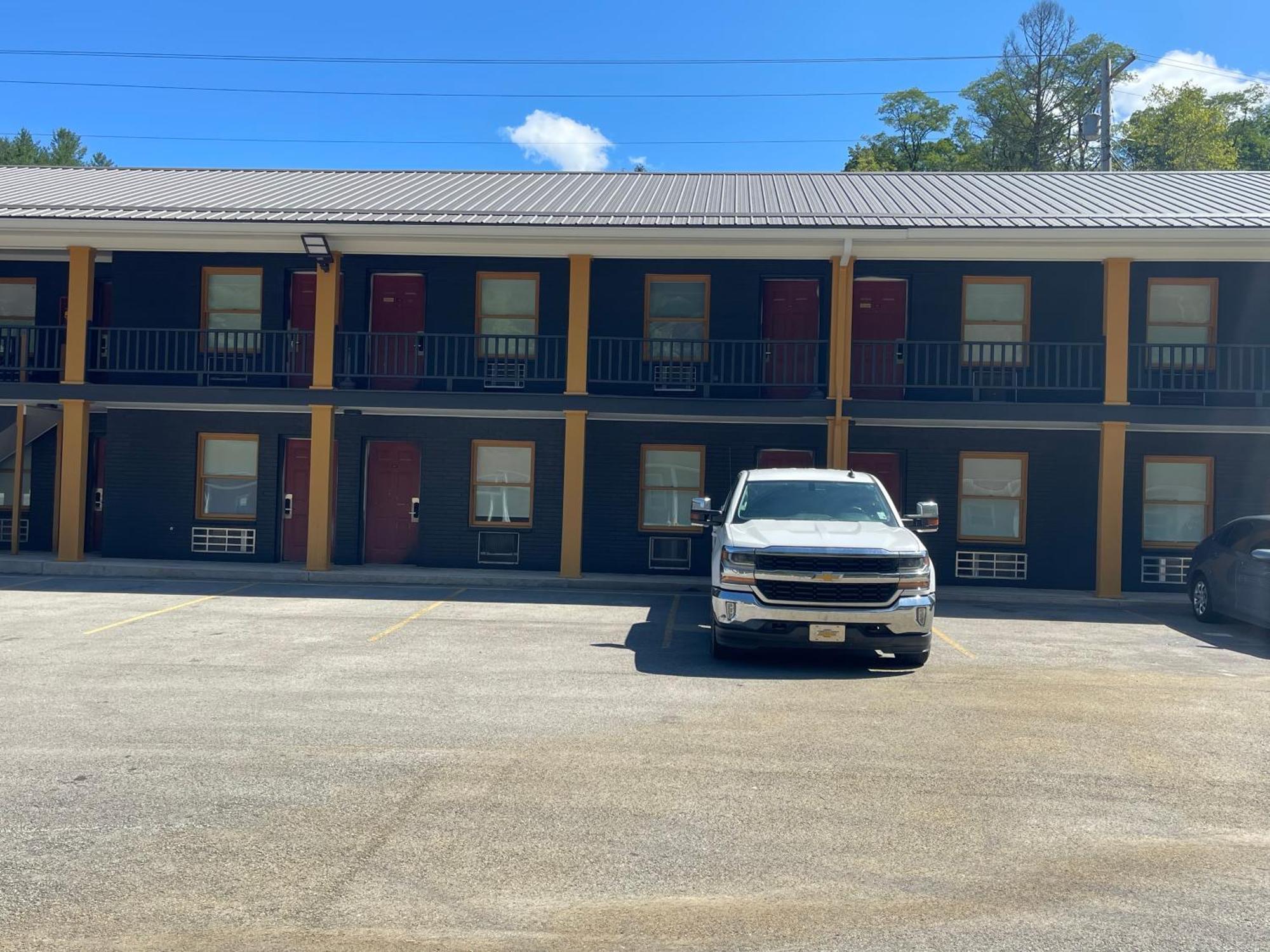 Luxor Inn & Suites, A Travelodge By Wyndham Elkins Zewnętrze zdjęcie